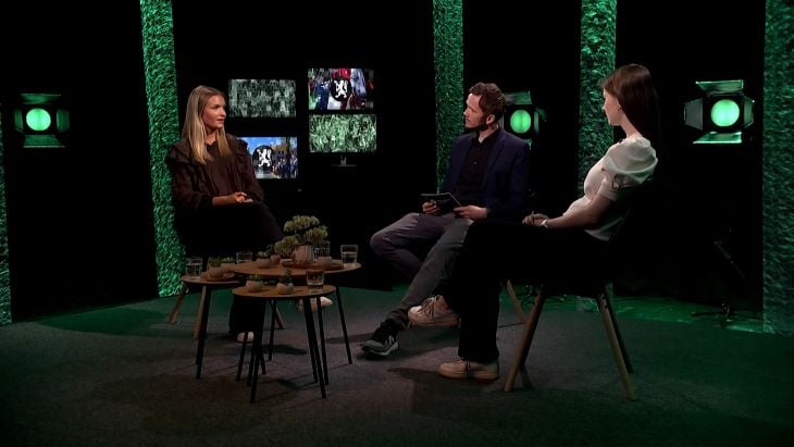 To jenter og en mann i et tv-studio