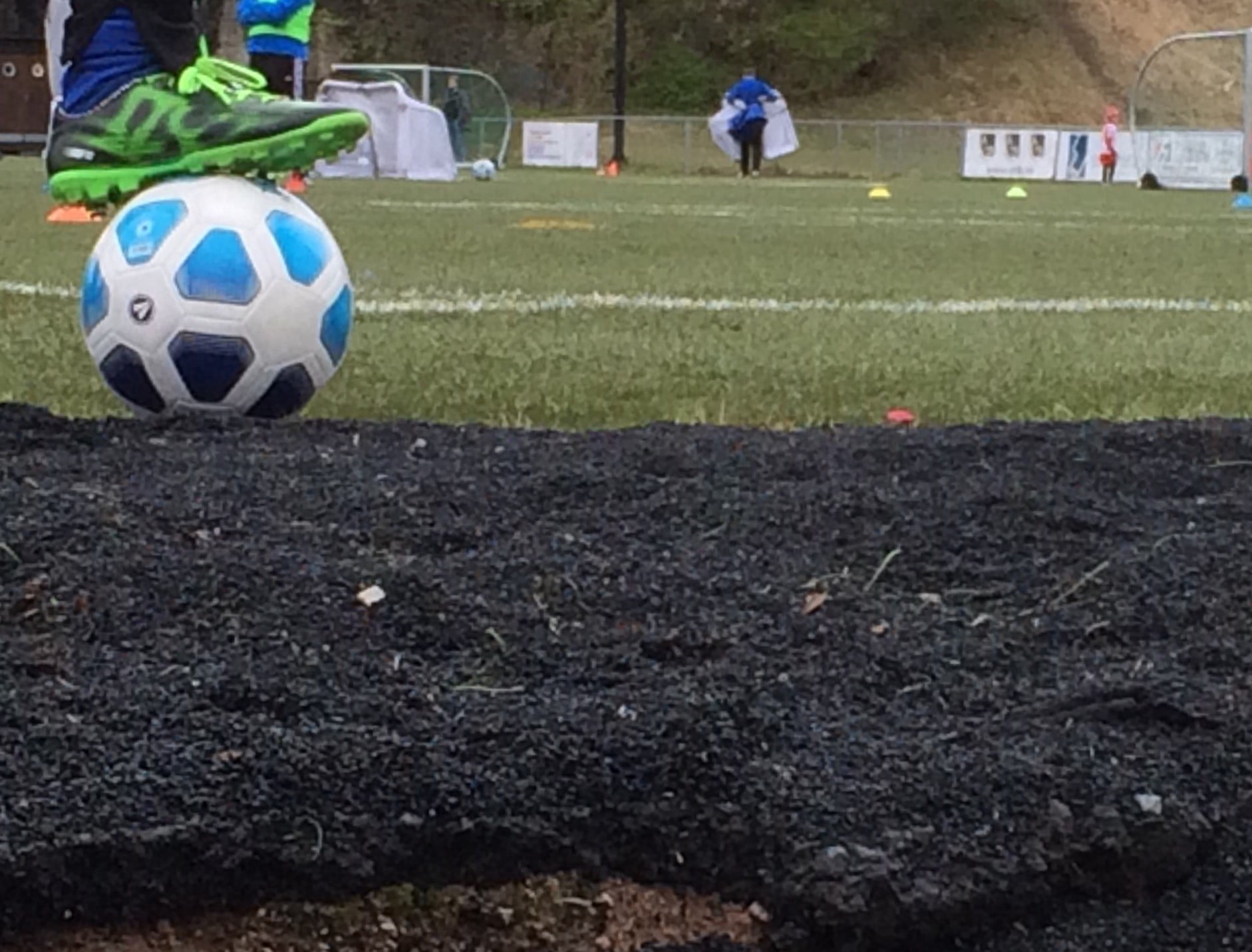 Over 1 500 tonn gummigranulat fra kunstgressbaner havner hvert år på avveier i naturen.