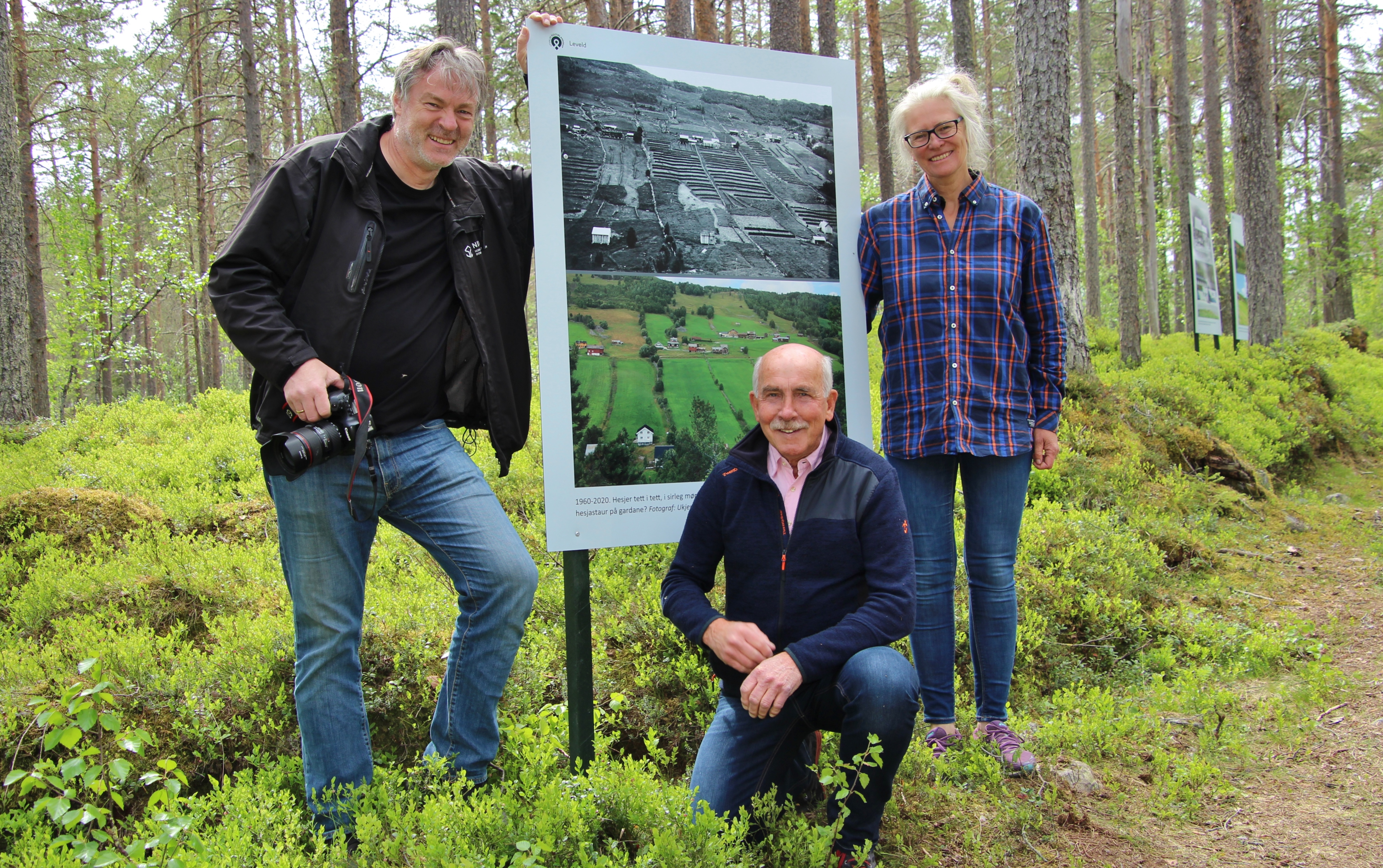 Fornøgd med opninga av utstillinga. F.v. Oskar Puschmann, Steinar Saghaug (Leveld kunstnartun) og Marit Torsrud Nerol (Ål kommune).