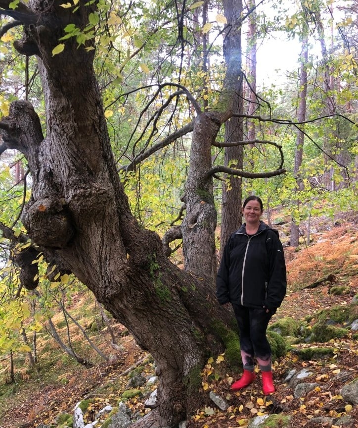 Det er viktig for kunnskapsgrunnlaget i saka å dra på synfaring i det planlagde verneområdet. Her er grunneigar Randi Bugge på tur med forvaltninga for å fortelje om historia og bruken av Buggastrondi. 