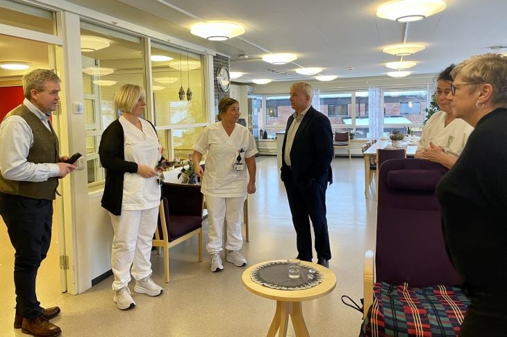 Mennesker som står i en stue