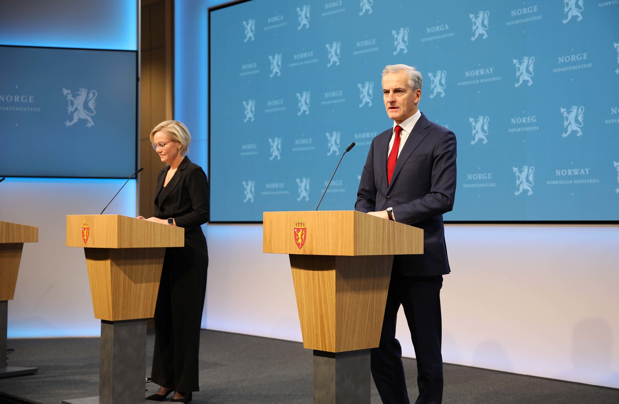 Helseminister Ingvild Kjerkol og statsminister Jonas Gahr Støre under dagens pressekonferanse.