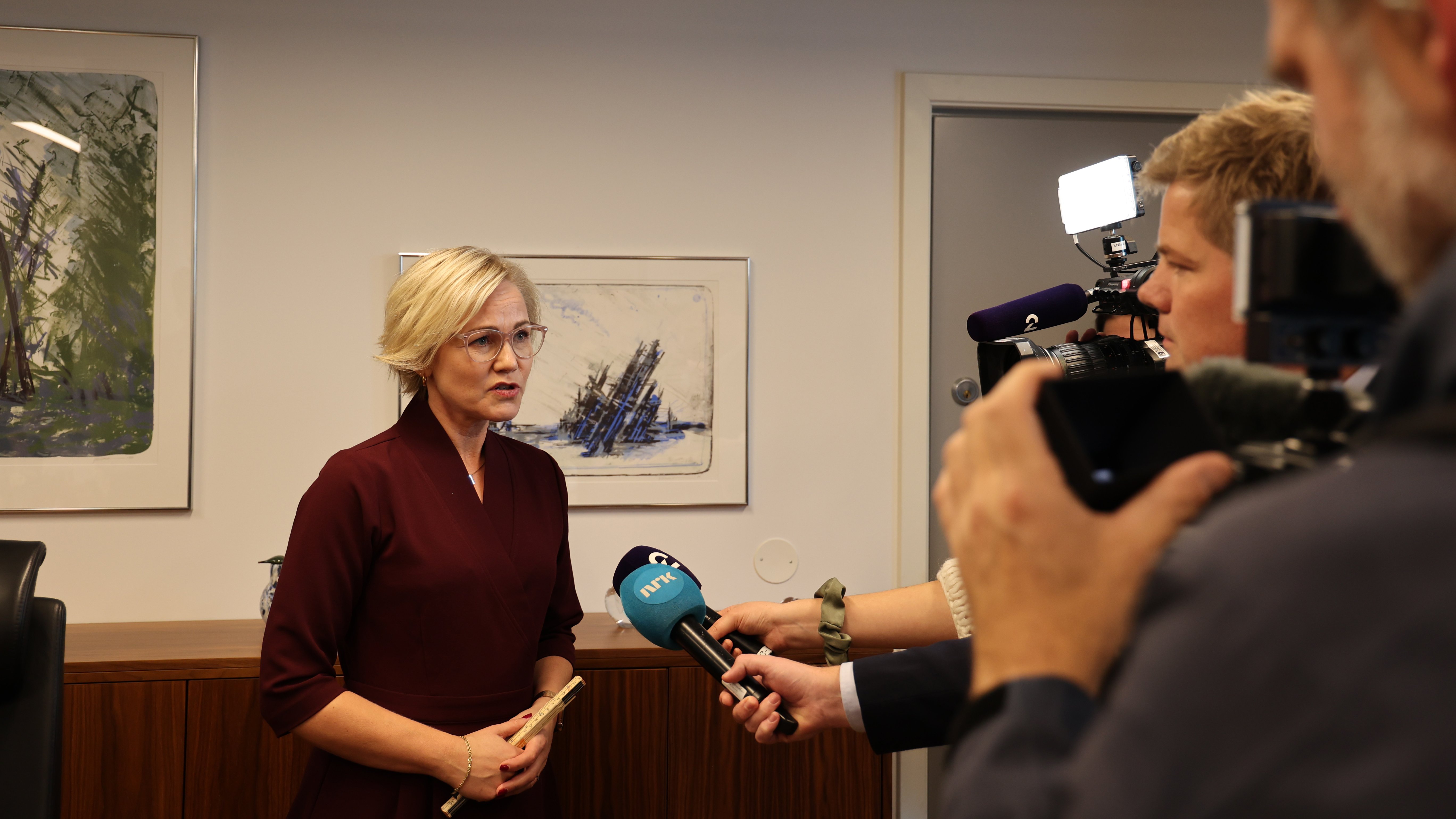 Helseminister Ingvild Kjerkol og regjeringen beholder flere tiltak som var vurdert fjernet.