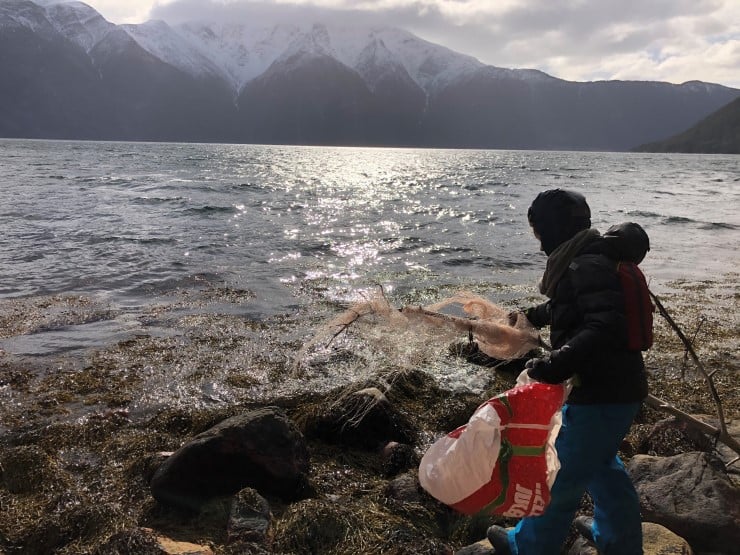 Strandrydding er ein hyggeleg aktivitet å gjere i lag, og eit flott bidrag til å halde naturen fri for avfall. Takk for innsatsen!
