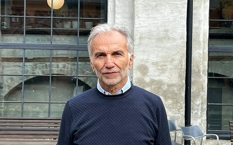 Mann foran bygning