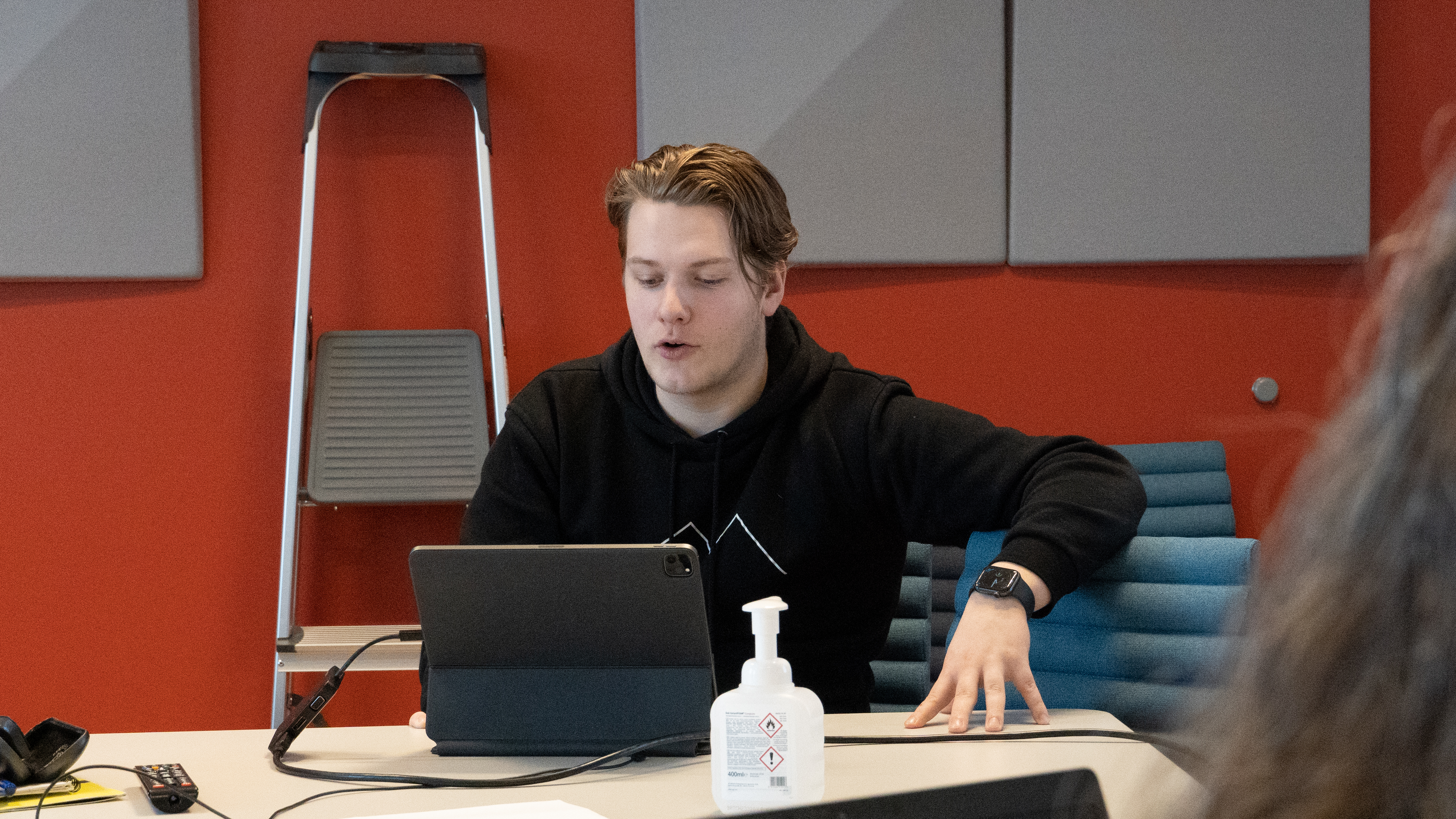 Ung mann med PC foran skrivebord