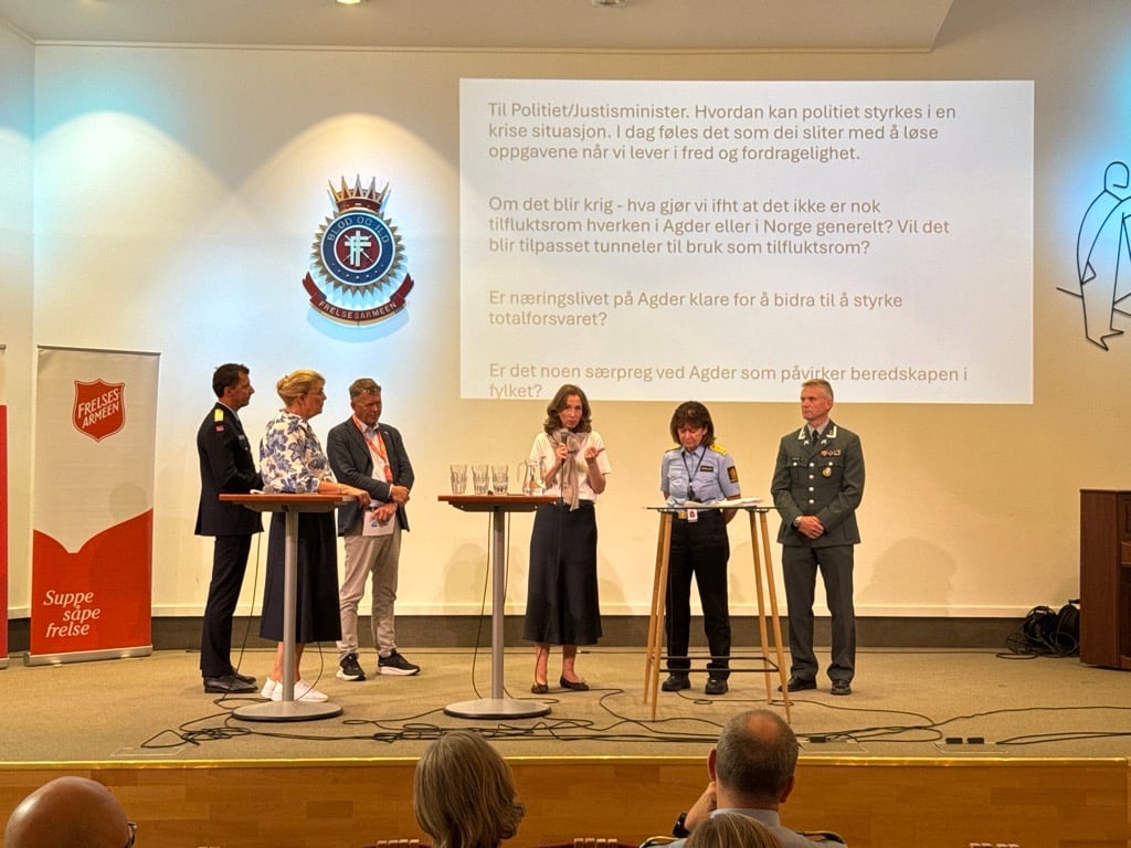 Panelet på scenen med justis- og beredskapsminister Astri Aas-Hansen i midten.
