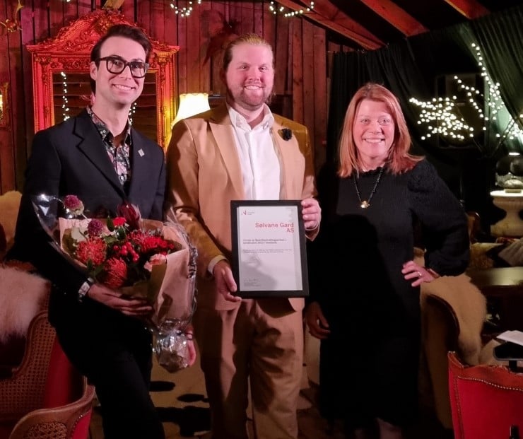 Prisvinnarane Torstein Kollevåg og Eivind Kandal saman med direktør Niba Broch Mathiesen frå Innovasjon Norge.