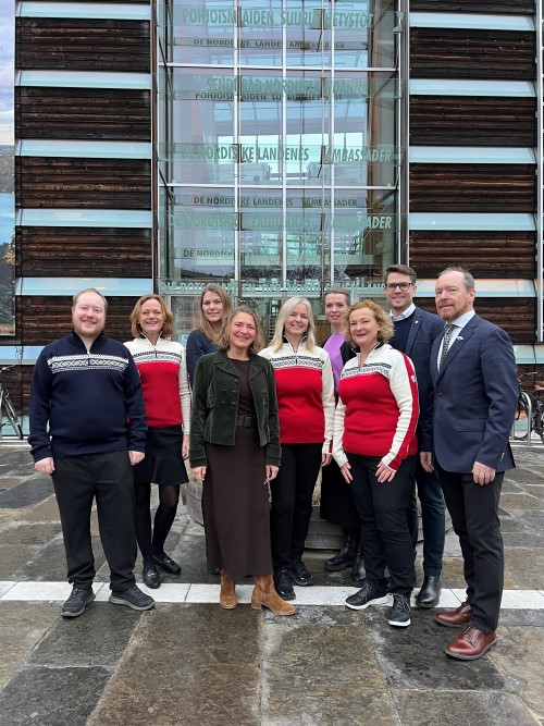 Bjarte Finne fra Fretheim hotel, Ingerid Wembstad fra Matarena AS, Brit Melting fra Oi! Trøndersk mat og drikke, Ann Kristin Wang fra Matvalget, Liv Gystad fra Statsforvalteren i Trøndelag, Kristine Rise fra Oi! Trøndersk mat og drikke, Marit Hjortung fra Statsforvalteren i Vestland, leder Per Olav Hopsø i hovedutvalg for næring i Trøndelag fylkeskommune og Christian Anton Smedshaug fra AgriAnalyse deltok alle på fagdagen ved den norske ambassaden i Berlin. Her foran komplekset som huser alle de nordiske ambassadene i Berlin. Fagdag a.jpg