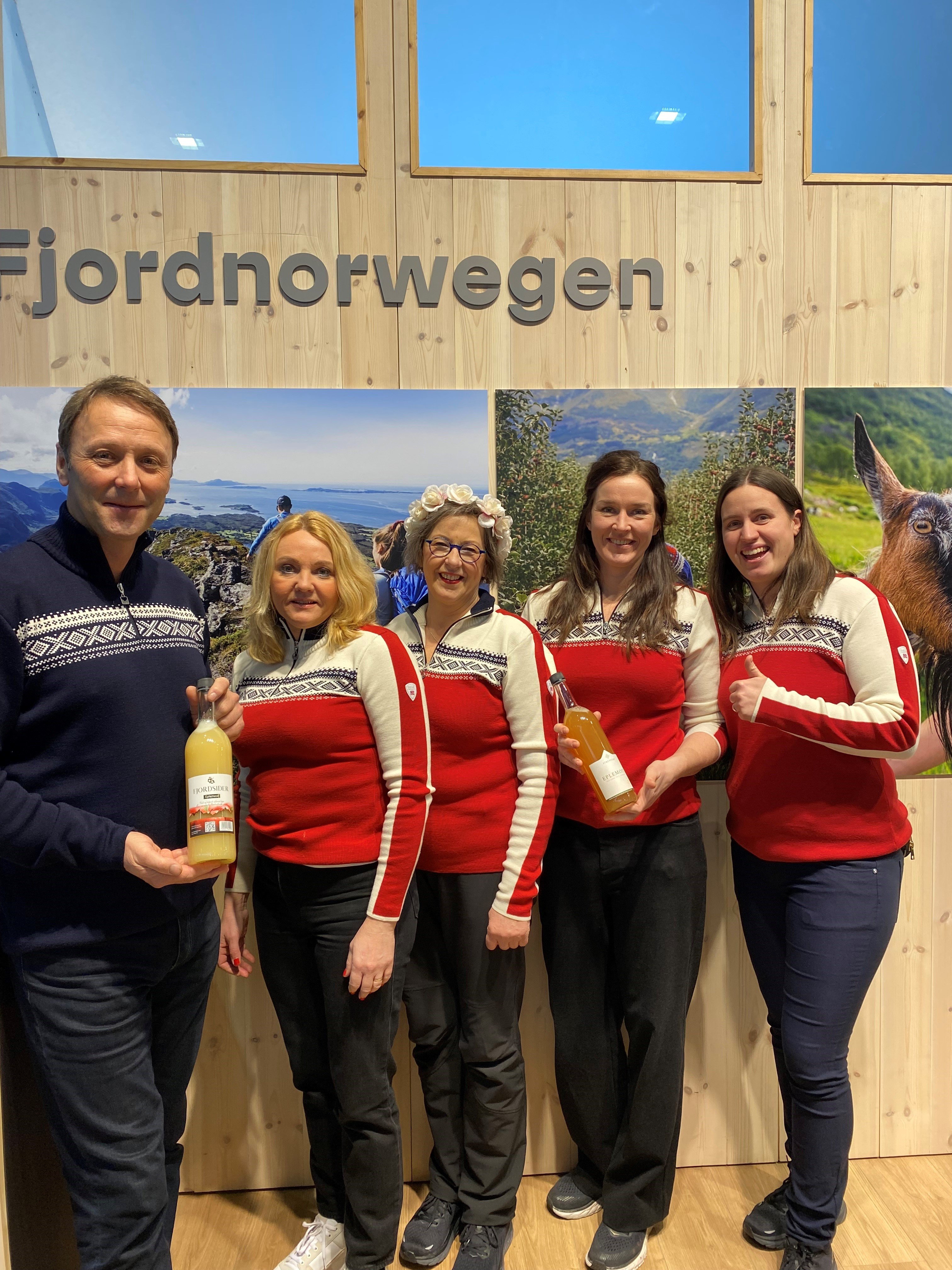 Bilete av delegasjonen frå Møre og Romsdal, veke to av messa.  f.v. Bjørn Torsetnes og June Vestavik frå Sider AS, Janet Roelofs frå Stolt Mat, Silje Osnes frå Tingvollost og Marie Teigland frå Statsforvaltaren i Møre og Romsdal.