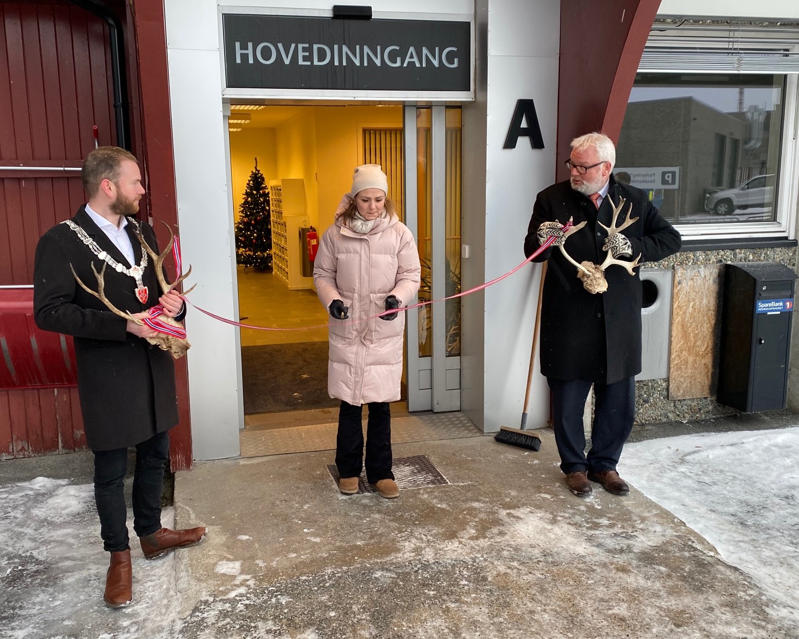 Ordfører Isak Busch på Røros og fylkesmann Frank Jenssen holdet båndet som statsråd Linda Hofstad Helleland klipte for å markere åpningen.