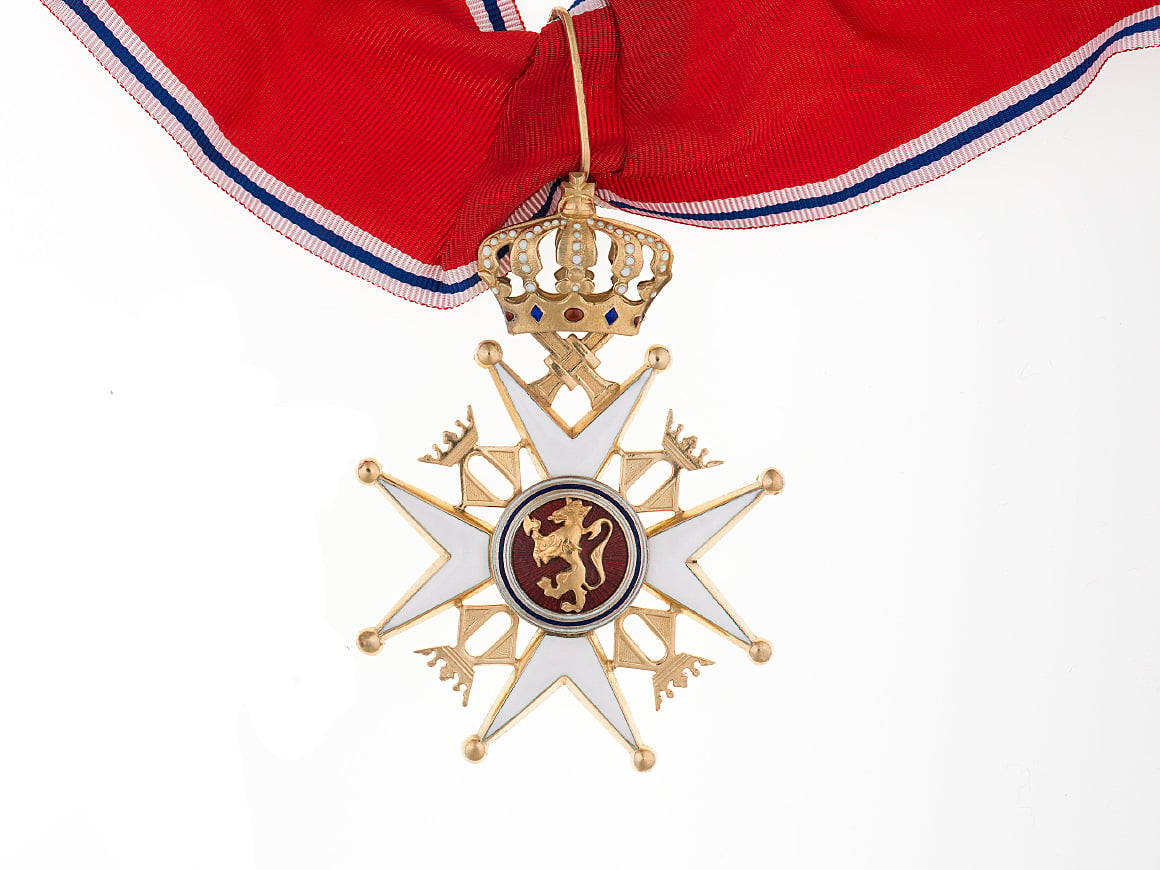 Den Kongelige Norske St. Olavs Orden tildeles som "belønning for utmerkede fortjenester for Norge og menneskeheten".