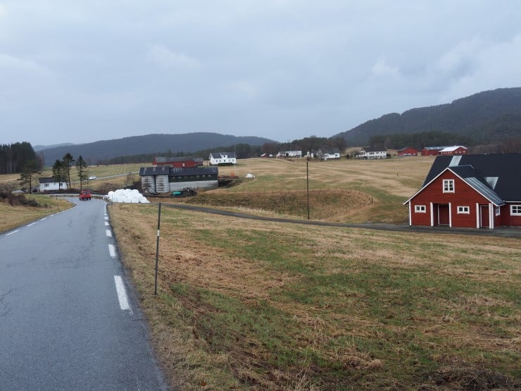 Landskap, fjøs, veg, gras