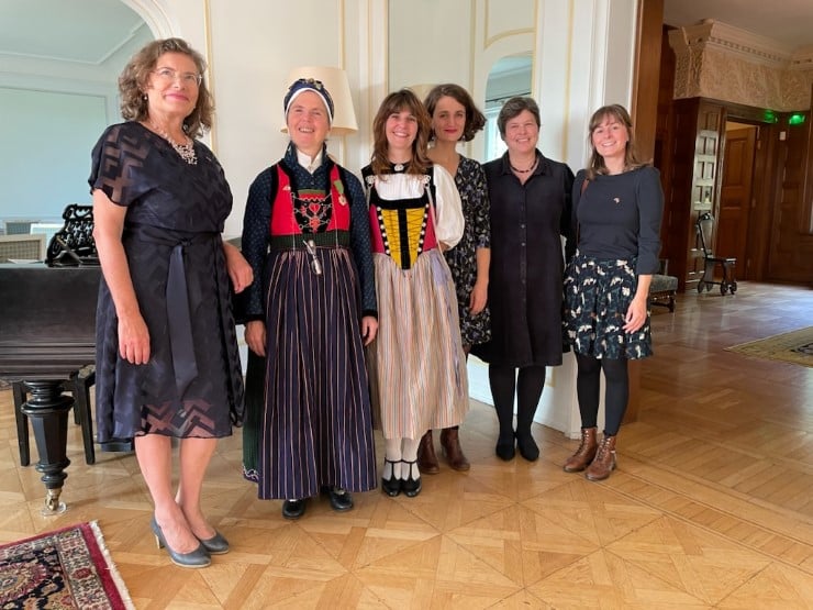 Pascale Baudonnel fekk tildelt den franske ordnen «Ordre du Mérite agricole » under ei tilstelling i den franske ambassaden i Oslo. På bilde frå venstre til høgre: Florence Robine (ambassadør), Pascale Baudonnel, Simone Jenni (ambassadørens sekretær), Peggy Scremin (konsul), Véronique Minassian (politisk rådgiver), Cécile Aubert (presseansvarlig).