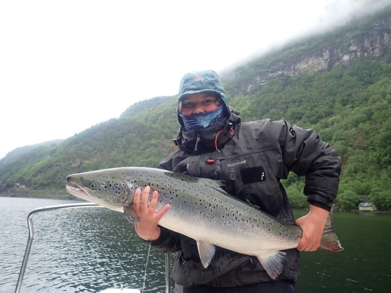 glad person held stor fisk