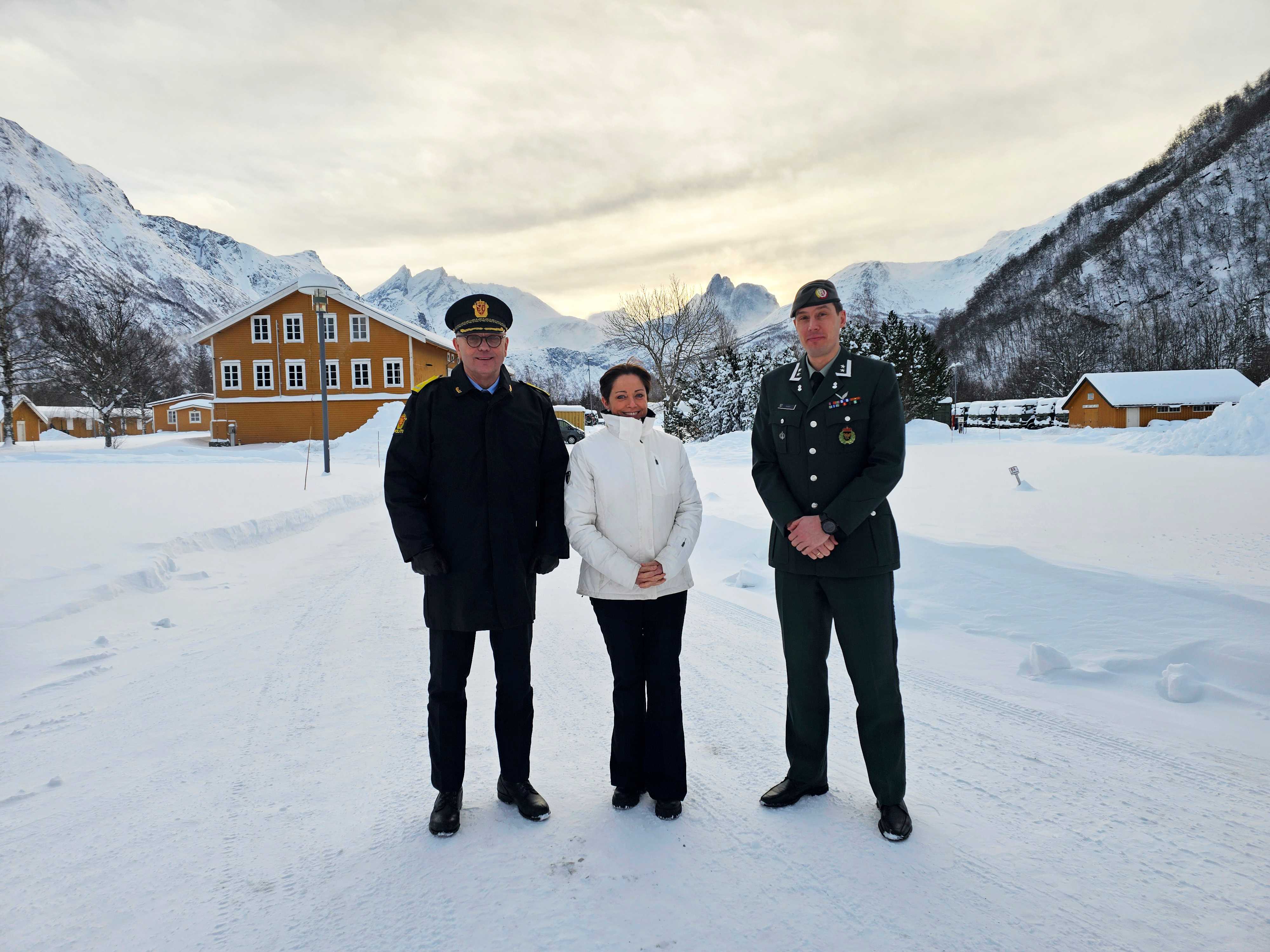 Viser dei tre leiarane som står på Setnesmoen i vintervær og låg sol over fjella.