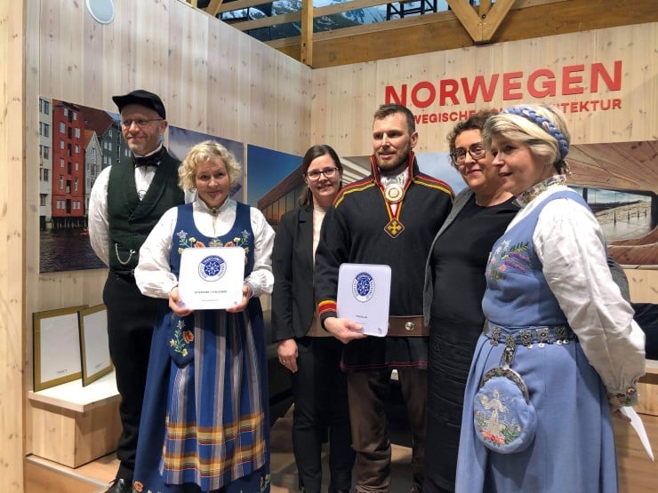 Marita og Runo Berglund mottar det synlige beviset for at de nå kan smykkes seg med å være det 30. foretaket i Norge med benevnelsen Geografisk beskyttet betegnelse. Marita og Runo Berglund mottar det synlige beviset for at de nå kan smykkes seg med å være det 30. foretaket i Norge med benevnelsen Geografisk beskyttet betegnelse.