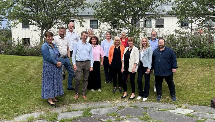 Deltakere på dialogmøte med Grane kommune. Oppstilt utendørs