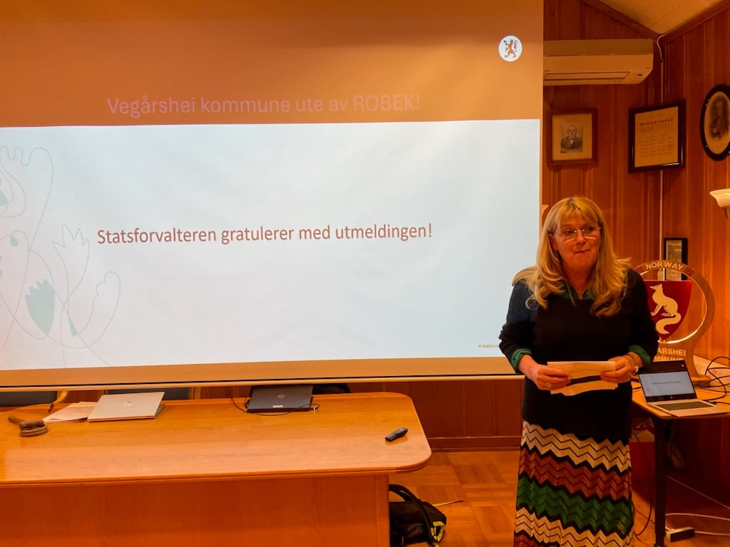 Gina Lund taler, med følgende tekst i bakgrunnen: "Vegårshei kommune ute av ROBEK! Statsforvalteren gratulerer med utmeldingen!".