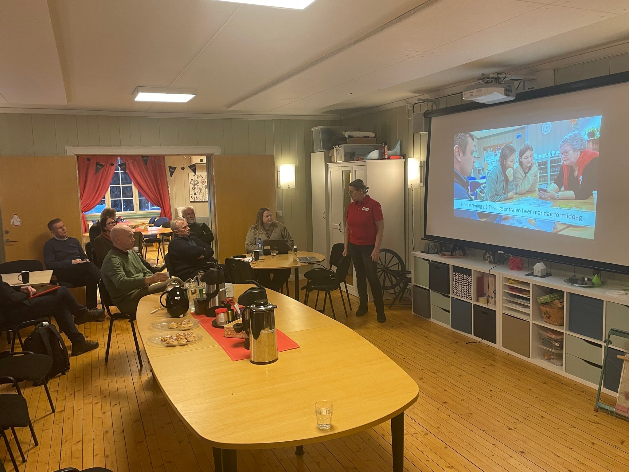 Kvinne som snakker til en gruppe mennesker