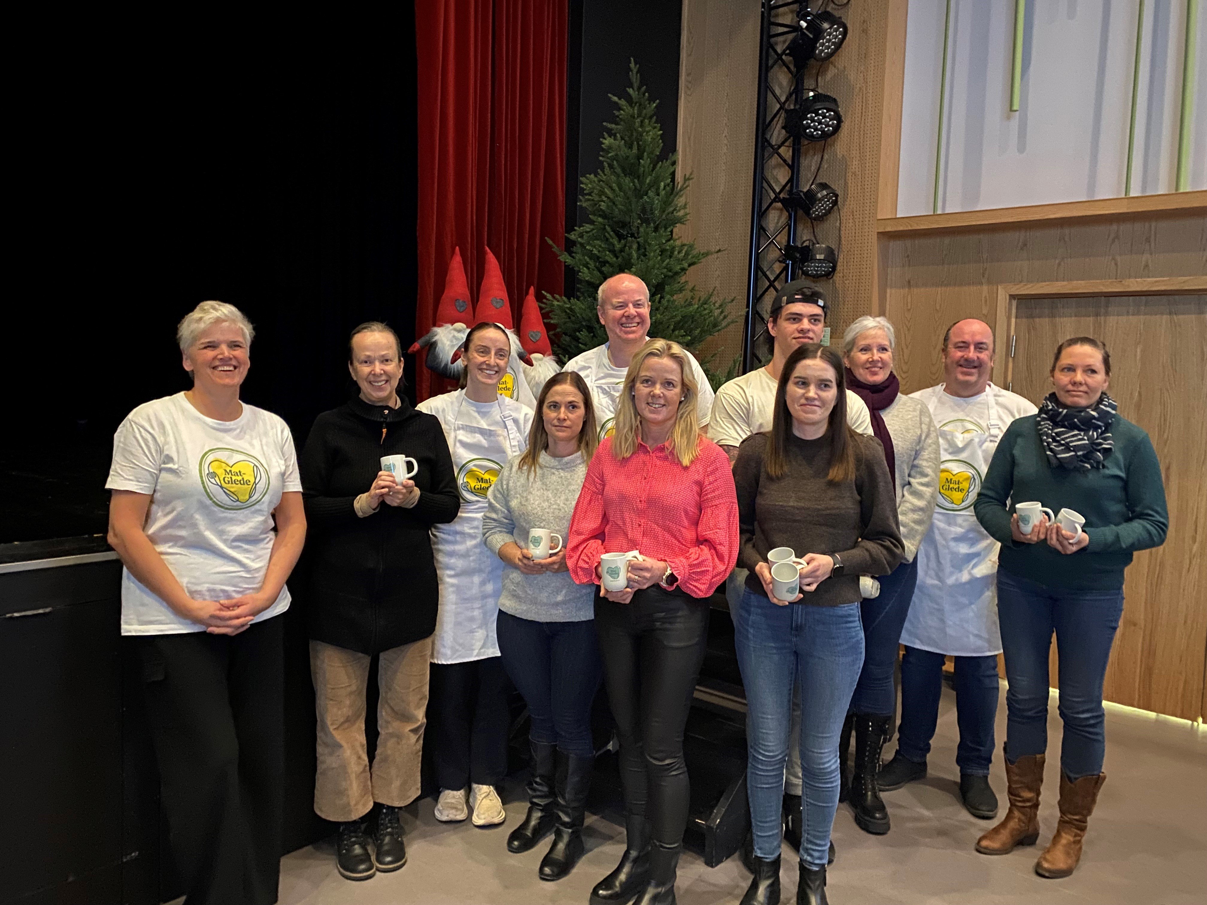 Bilete av epresentant frå kvar av kommunane som deltok på Matglede arbeidsseminar på Larsnes. I tillegg til Matgledekorpset. Desse kommunane deltok: Sande kommune (vertskap), Volda, Herøy, Ulsteinvik, Vanylven og Ørsta kommune. 