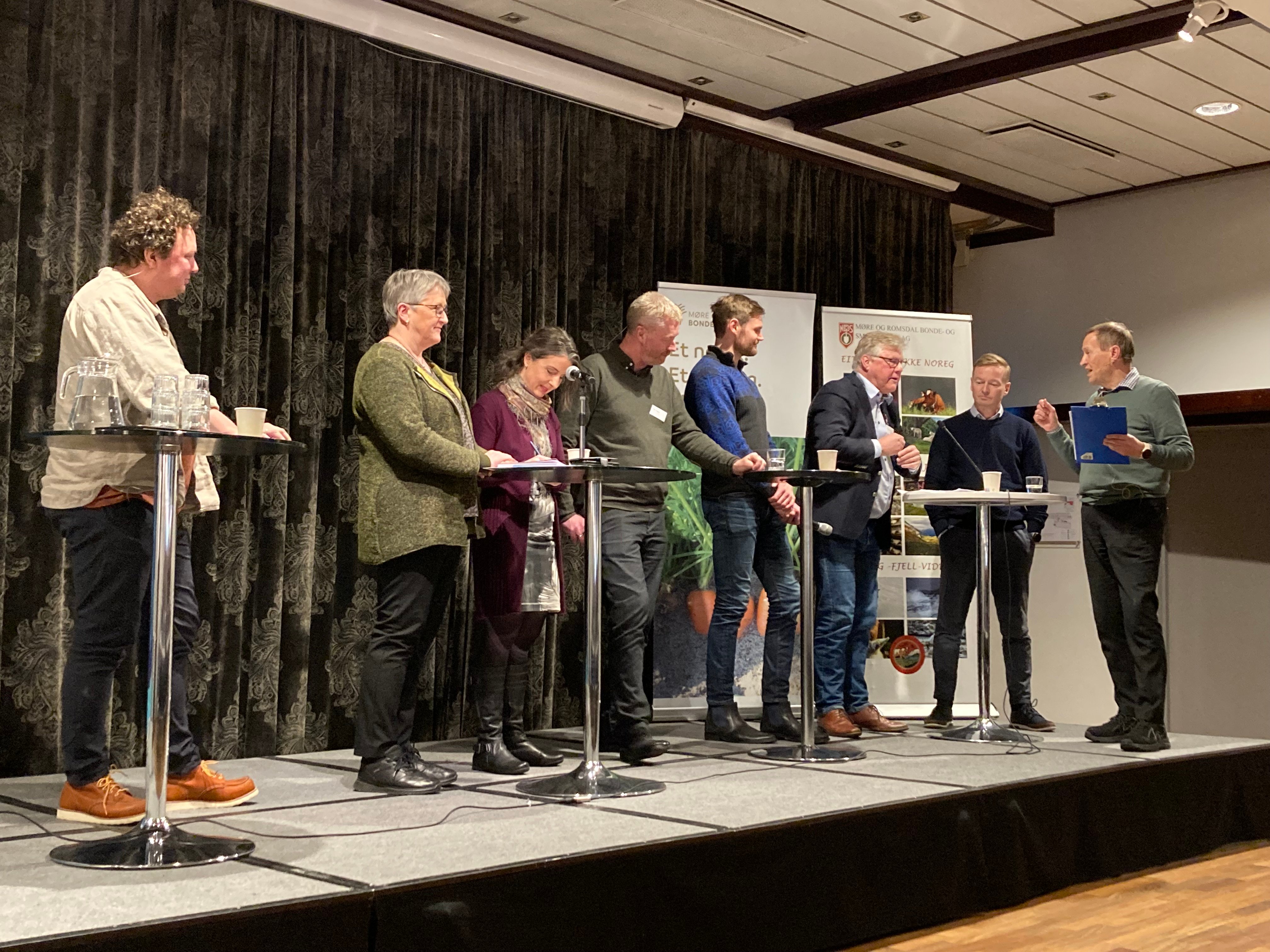 Bilde frå den politiske debatten, der faglaga og ulike politiske part var representert. 
