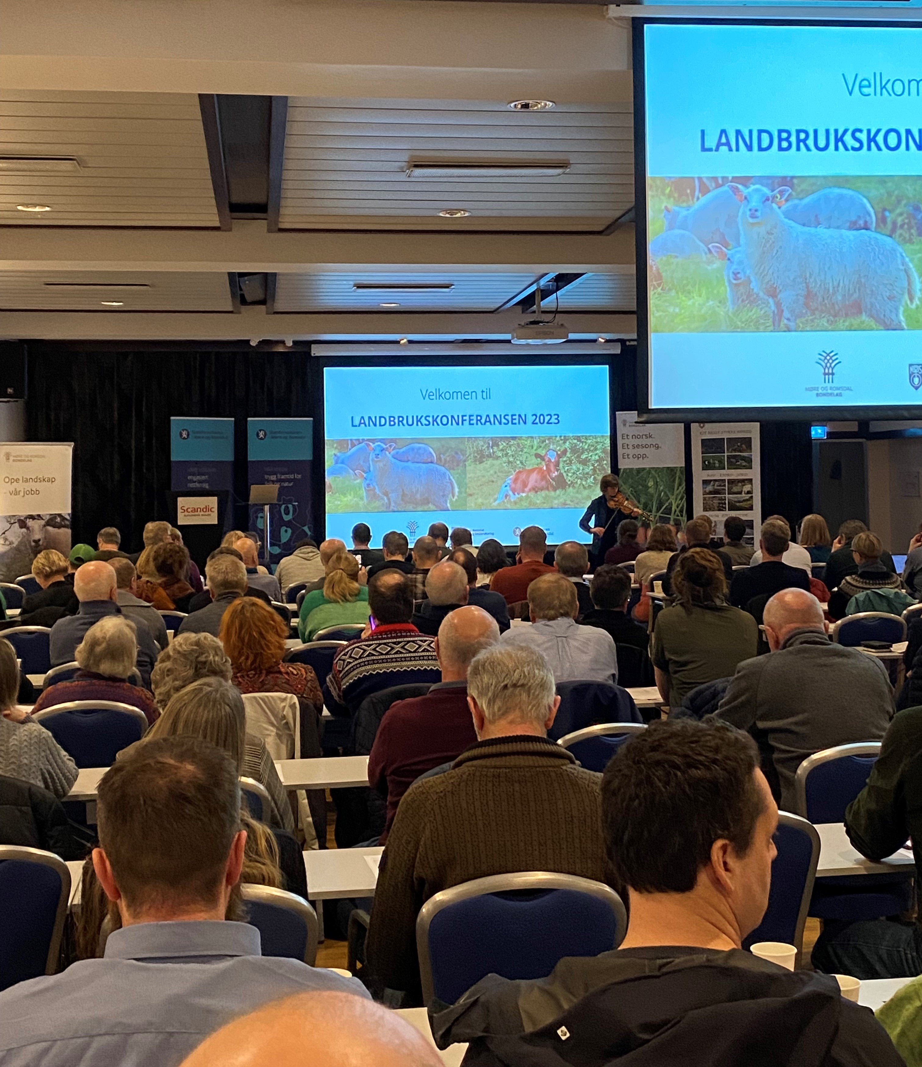 Bilde frå opninga av Landbrukskonferansen 2023. Her frå opninga med musikalsk innslag frå Runa Tunheim som spelte fele, med mykje folk i salen. 