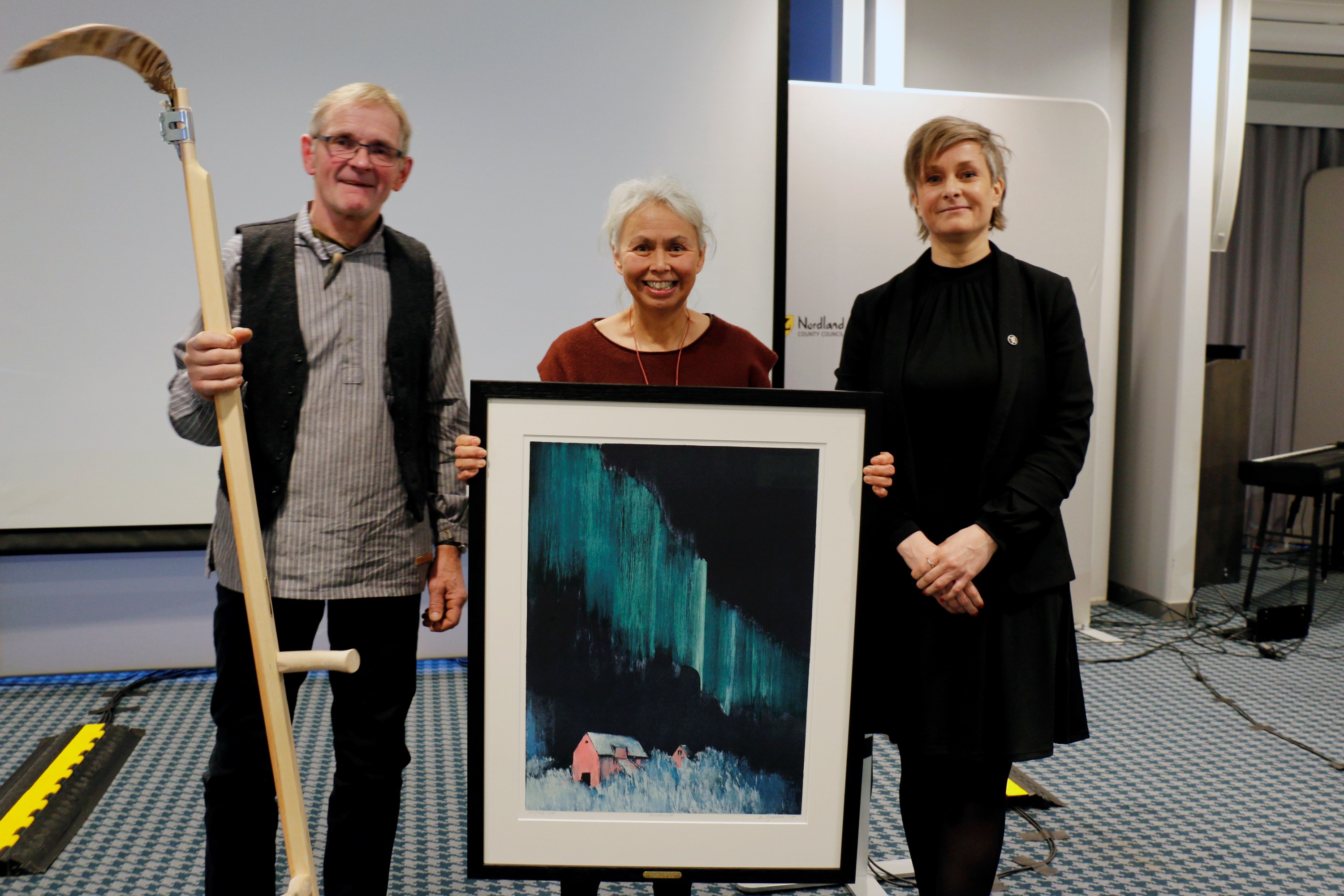 Prisvinnerne Torbjørn Prytz og Louise Fontain under dagens overrekkelse, sammen med landbruks- og reindriftsdirektør Katrine Erikstad hos Statsforvalteren i Nordland