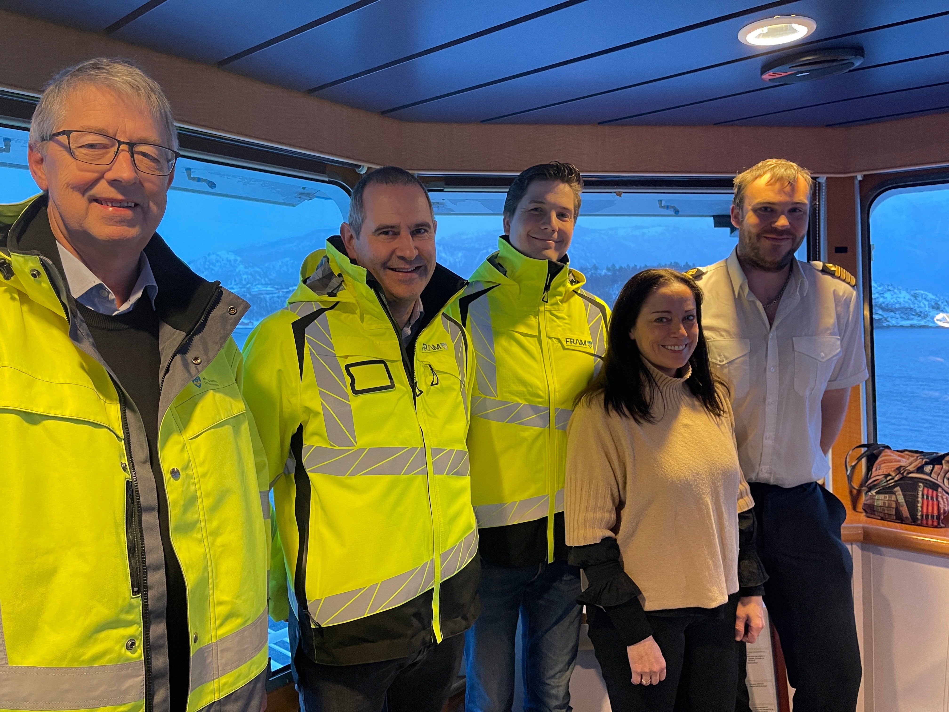 På bildet er Arild Fuglseth, samferdselsdirektør, Stig Helle-Tautra, avdelingssjef FRAM, Jesper Wiig, seksjonsleder drift, Else-May Norderhus, statsforvalter og kaptein Marius Iversen.