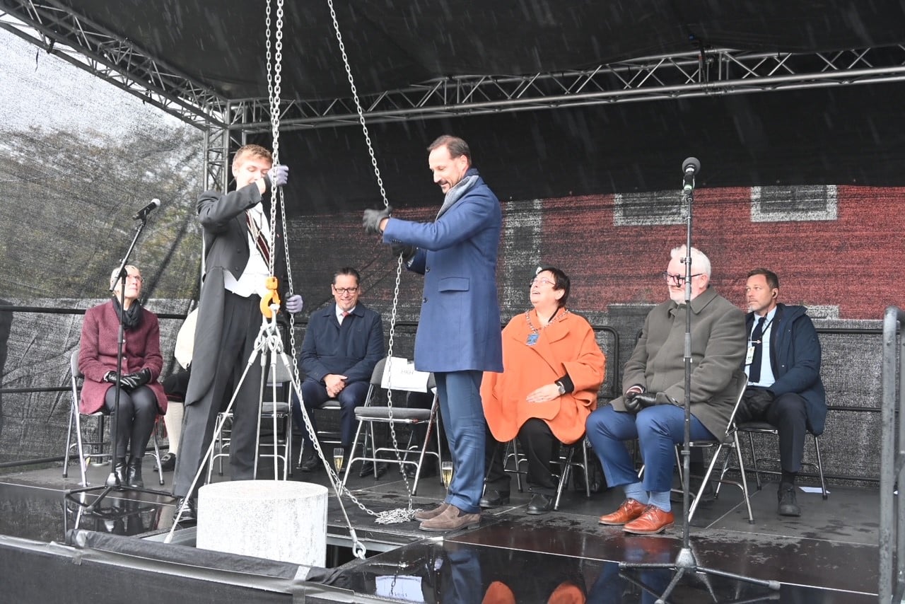 Her legger Kronprinsen ned grunnsteinen til "nye" Samfundet.