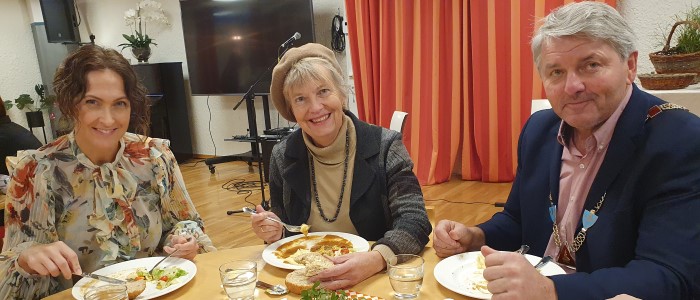 Måltidsglede på Eikertun helsehus i forbindelse med inspirasjonsdagen. Fra venstre statssekretær Wenche Westberg, prosjektleder hos LMD Stine Sem og ordfører Knut Kvale. 