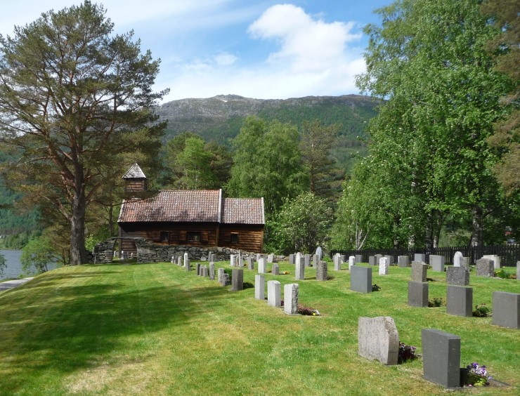 Ei trekyrkje i eit grønt landskap