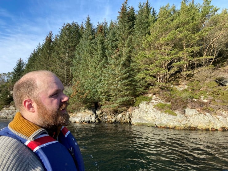 Mats Stalheim hos Haugsvik Skog AS ser utover øya han har fått i oppdrag om å rydde fri for bartre. Det som ikkje kan nyttast blir hogd opp til flis. Om få år vil lyngheiene dominere på ny. 