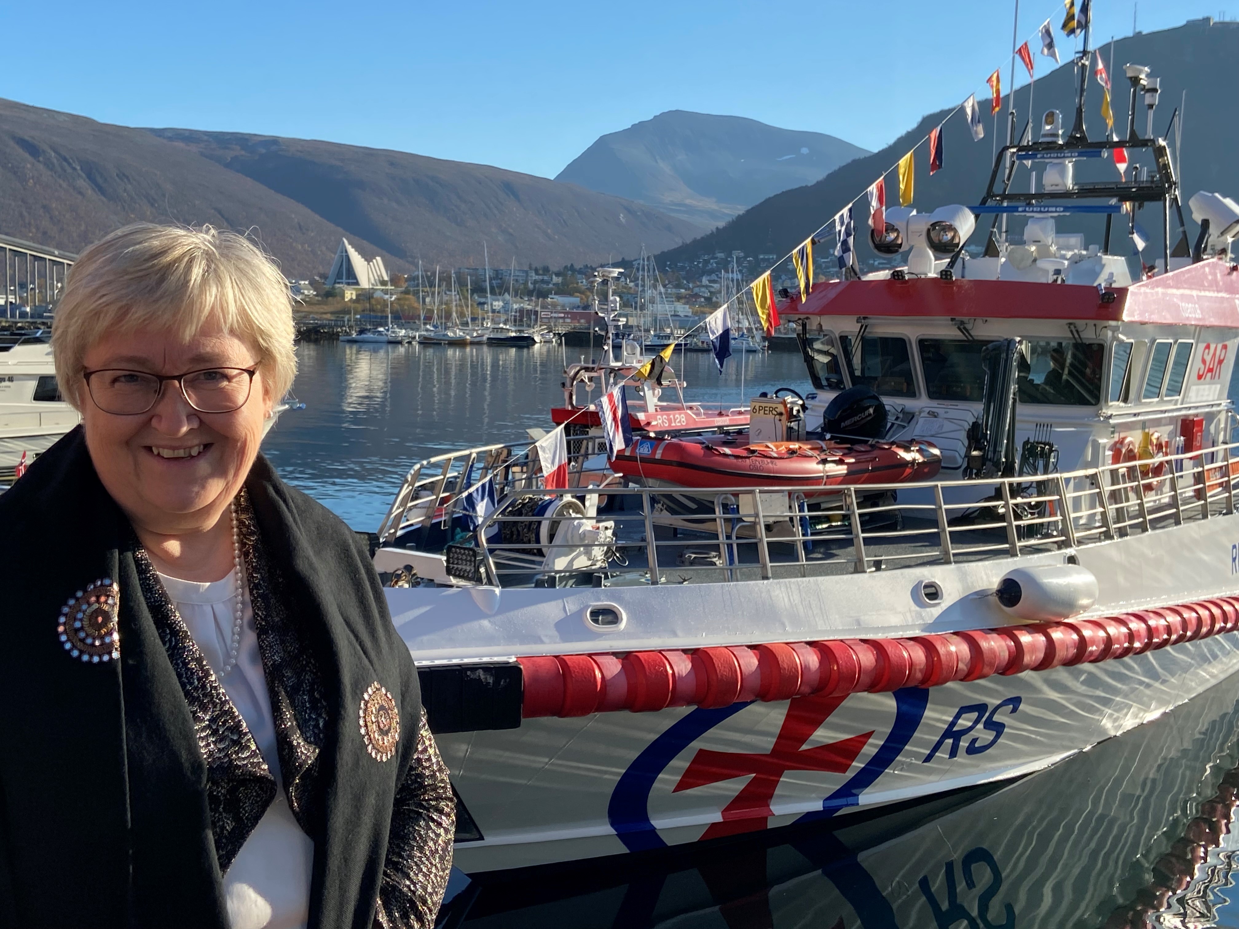 Elisabeth Vik Aspaker foran "Kaptein Buhre". 