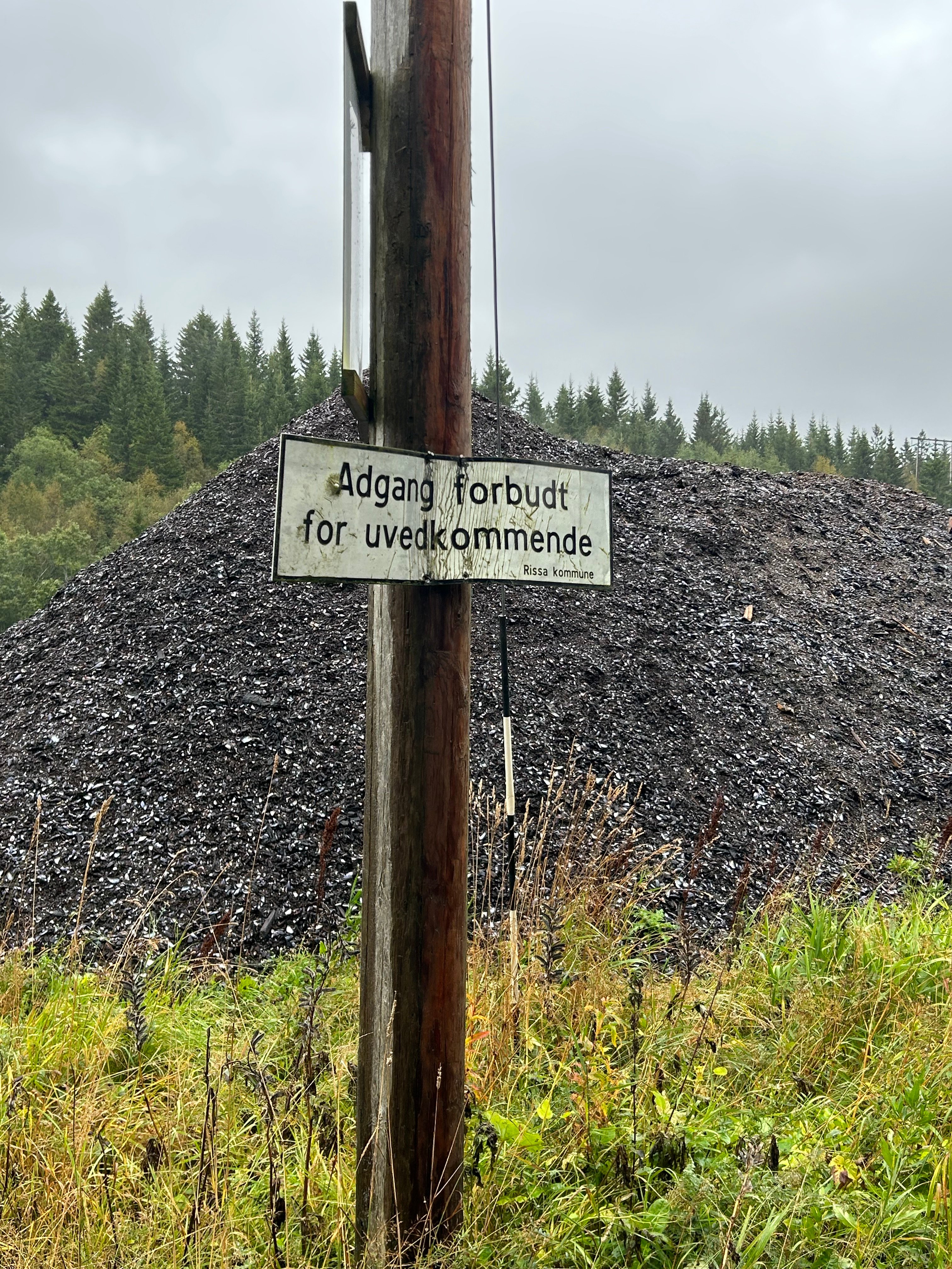 Bildet viser skilt med informasjon om at det er adgang forbudt ved komposteringsanlegget for blåskjell på Ålmoen