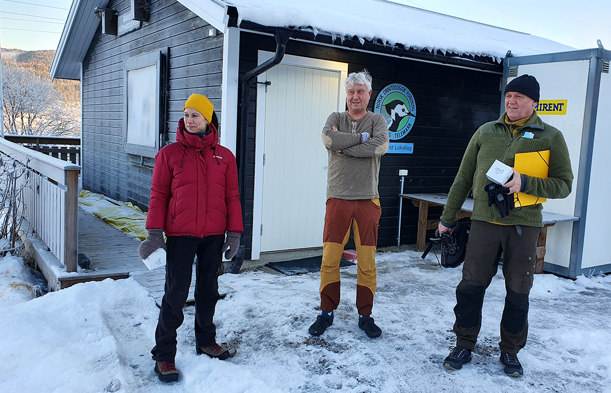Befaring ved Børsesjø med våtmarkssenteret i bakgrunnen. Fra venstre rådgiver Christin Beate Johnsen SFVT, daglig leder for våtmarkssenteret Lasse B. Nilssen i Birdlife Norway, Grenland Lokallag og seniorrådgiver Odd Frydenlund Steen SFVT. 