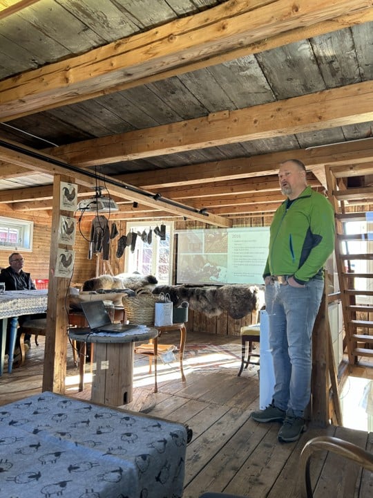 Odd Magne Storflor fra Kilnes gård orienterte om melkeautomaten på gården. Her er vi stabburet på Øfsti Søndre