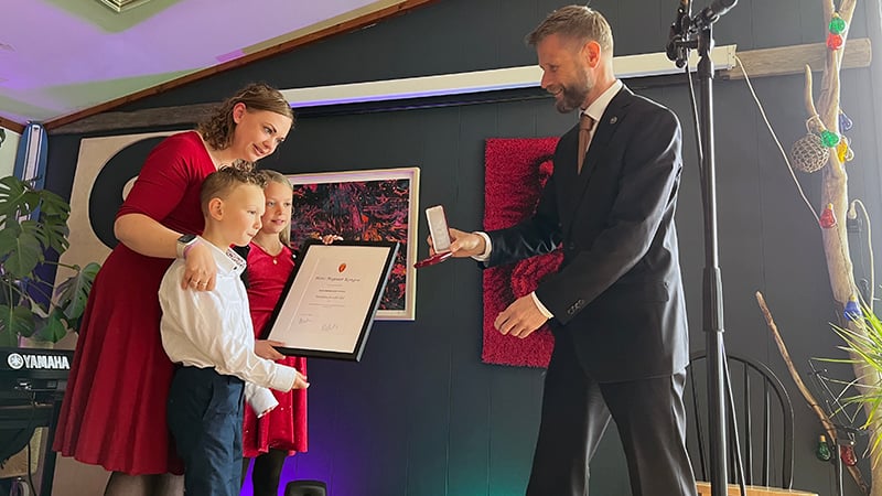 Susanne Opheim og barna Thiril-Marie og John-Kristoffer tok imot medaljen som er tildelt avdøde Jacob Opheim. T.h. statsforvalter Bent Høie. 