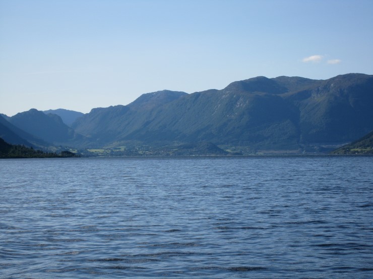 I Hardangerfjorden frå Husnes og inn, er det i perioden 1. mars - 30. april ikkje lov å fiske etter laks og sjøaure i fjorden.  