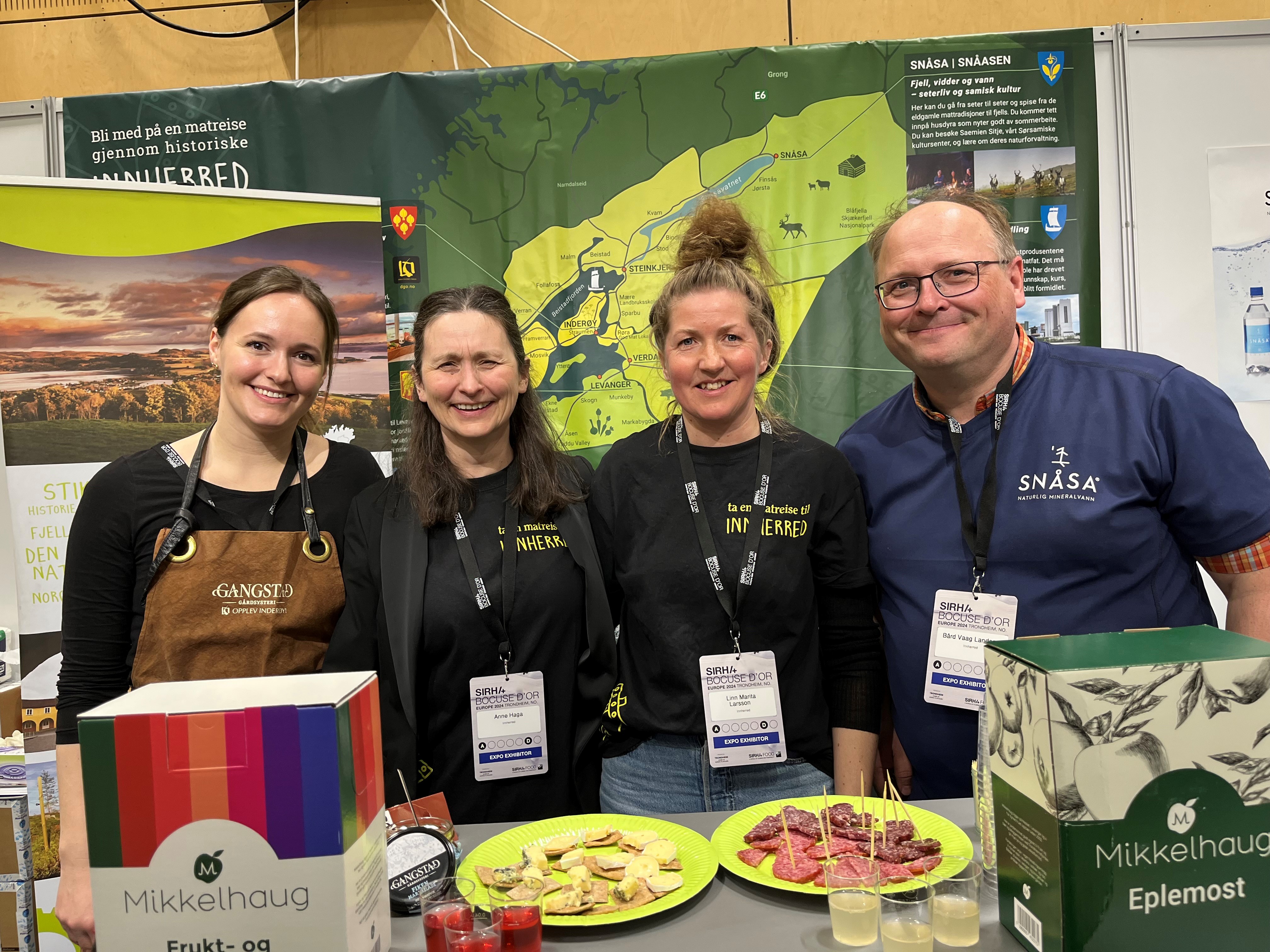 Flere lokalmatprodusenter sto på stand for Innherred. 
Fra venstre: Maren Gangstad – Gangstad gårdsysteri, Anne Haga - Visitt Innherred, Linn Marita Larsen – Matreiser fra Innherred og Bård Landsem – Snåsavann.