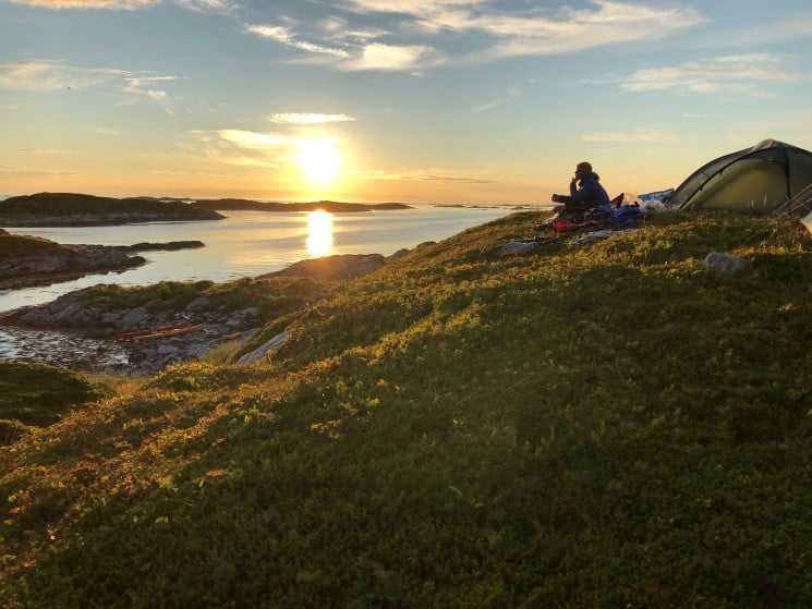 Godt å hvile etter en fin padletur i Nordkvaløya-Rebbenesøya landskapsvernområde. 