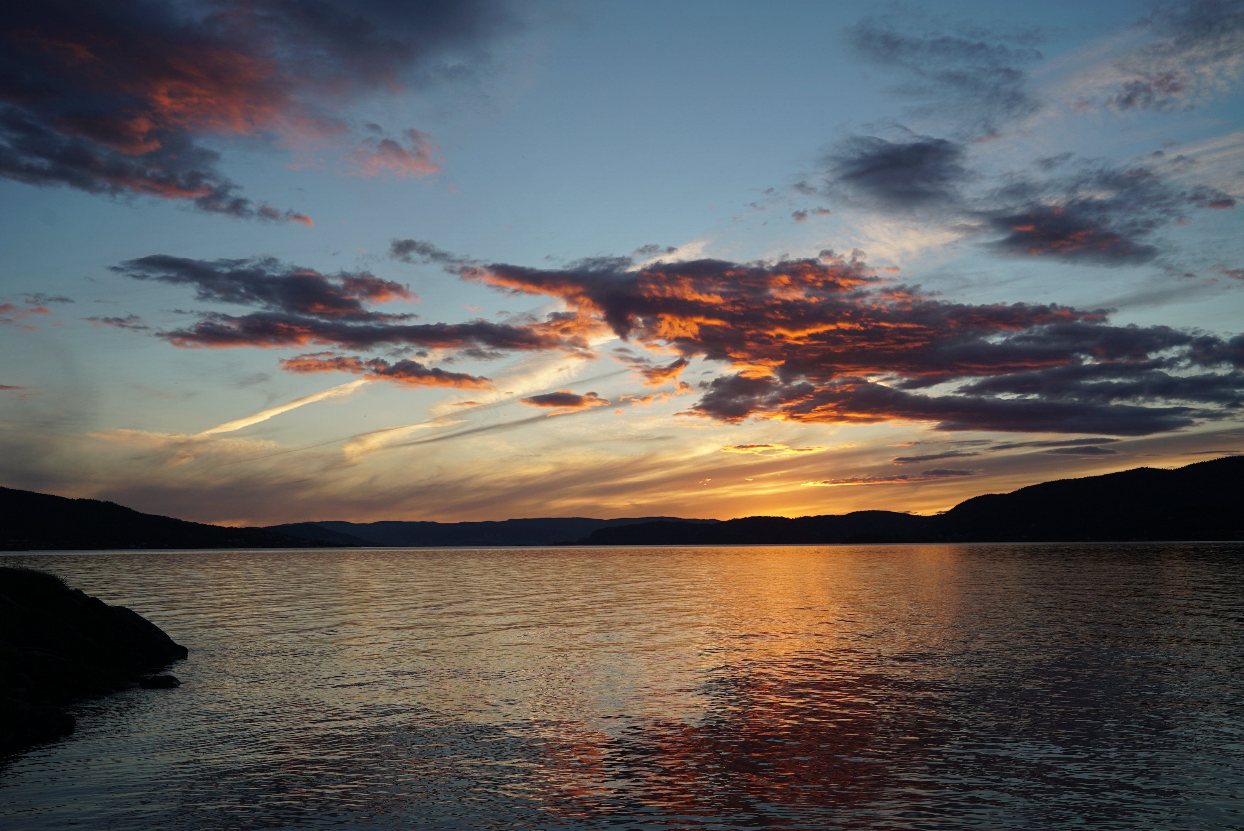 Bilde av Drammensfjorden i solnedgang.