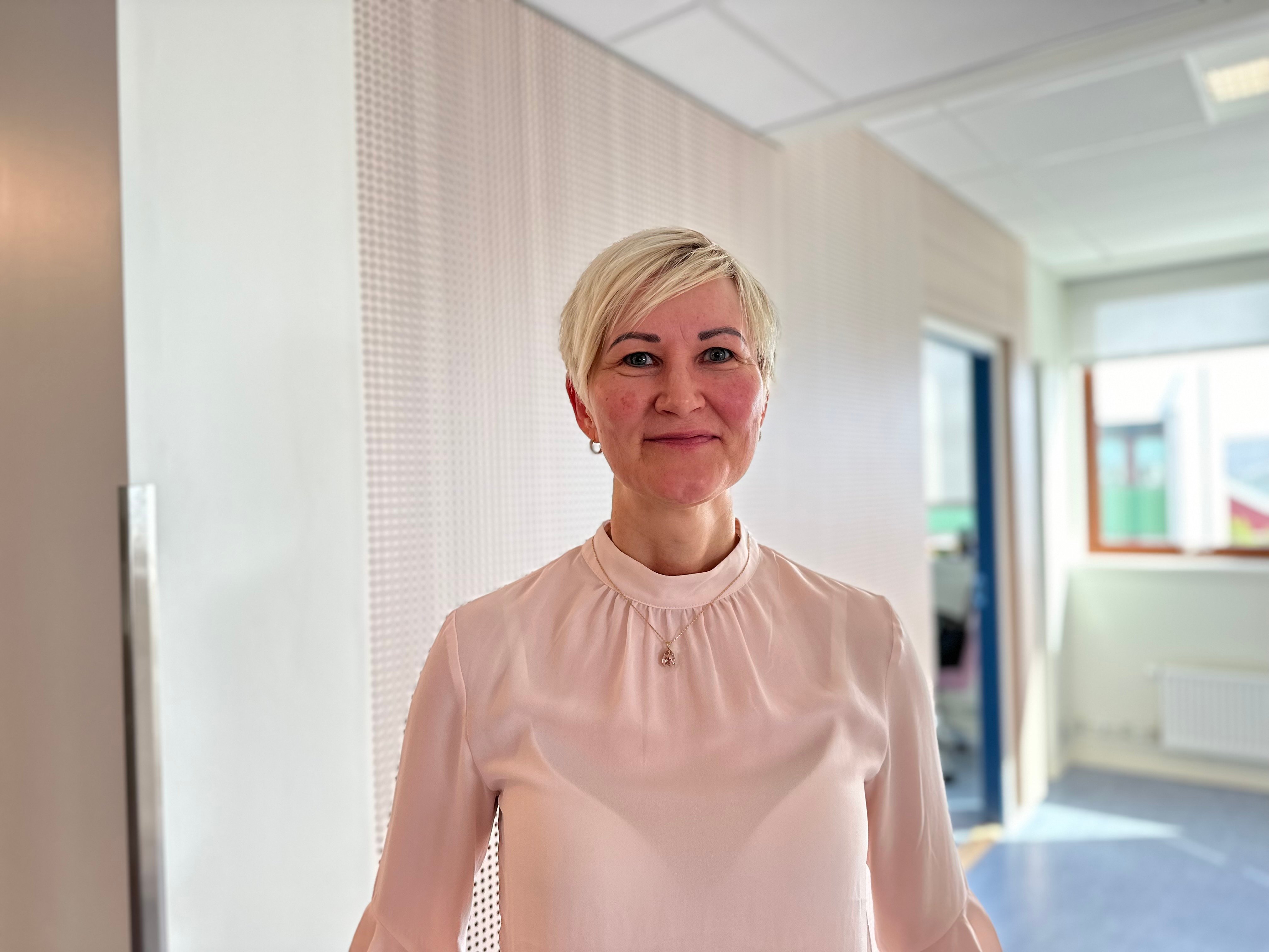 Portrett av kvinne i kontorlandskap