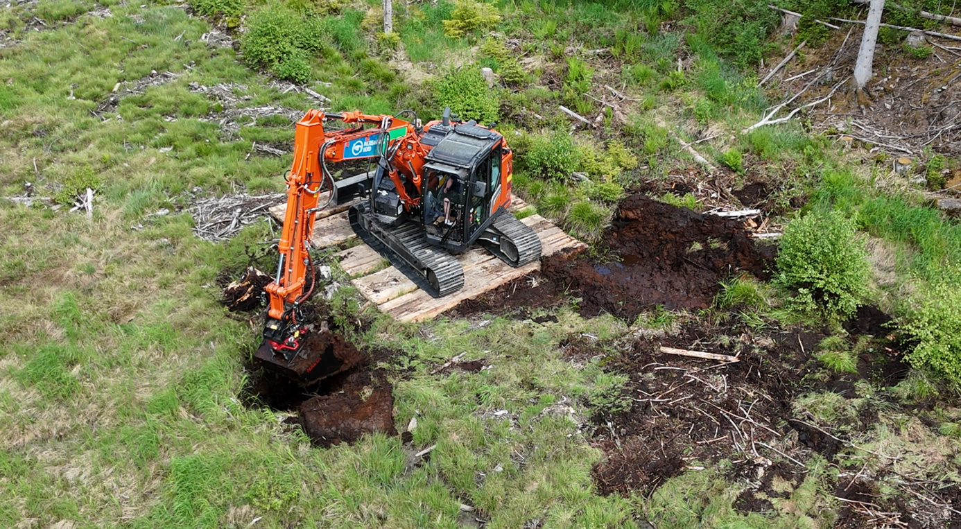 Restaurering av myr. Gravemaskin på myr.