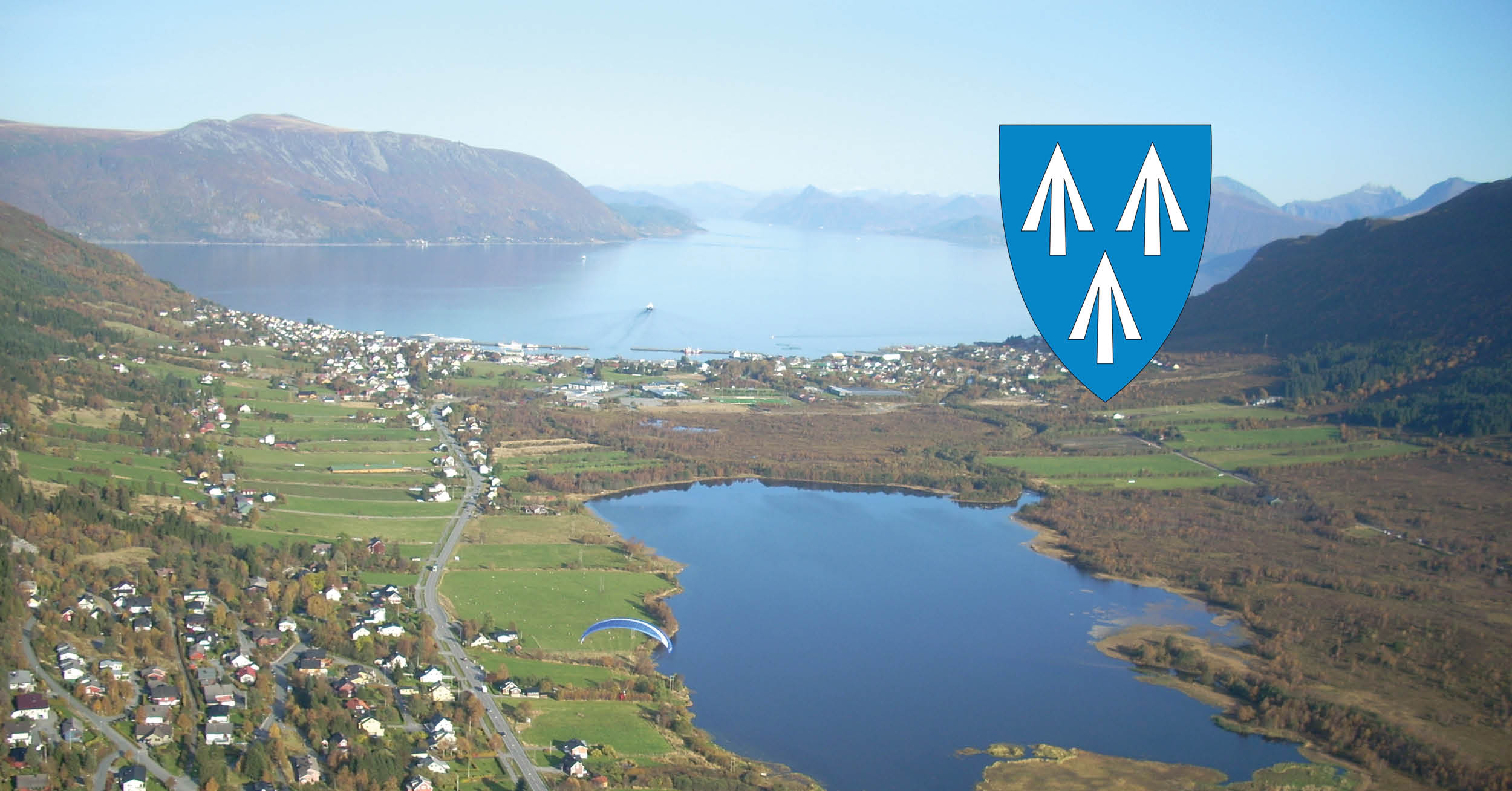 Flyfoto over Hareid og ut over fjorden. 