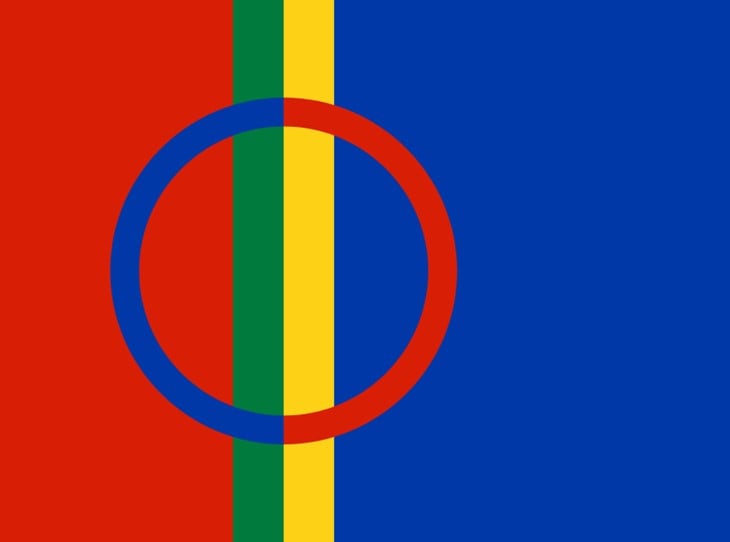 Det samiske flagget i rødt, blått, grønt og gult. 