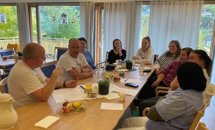Aktører i Matgledekorpset i dialog med ansatte ved sjukeheimen.