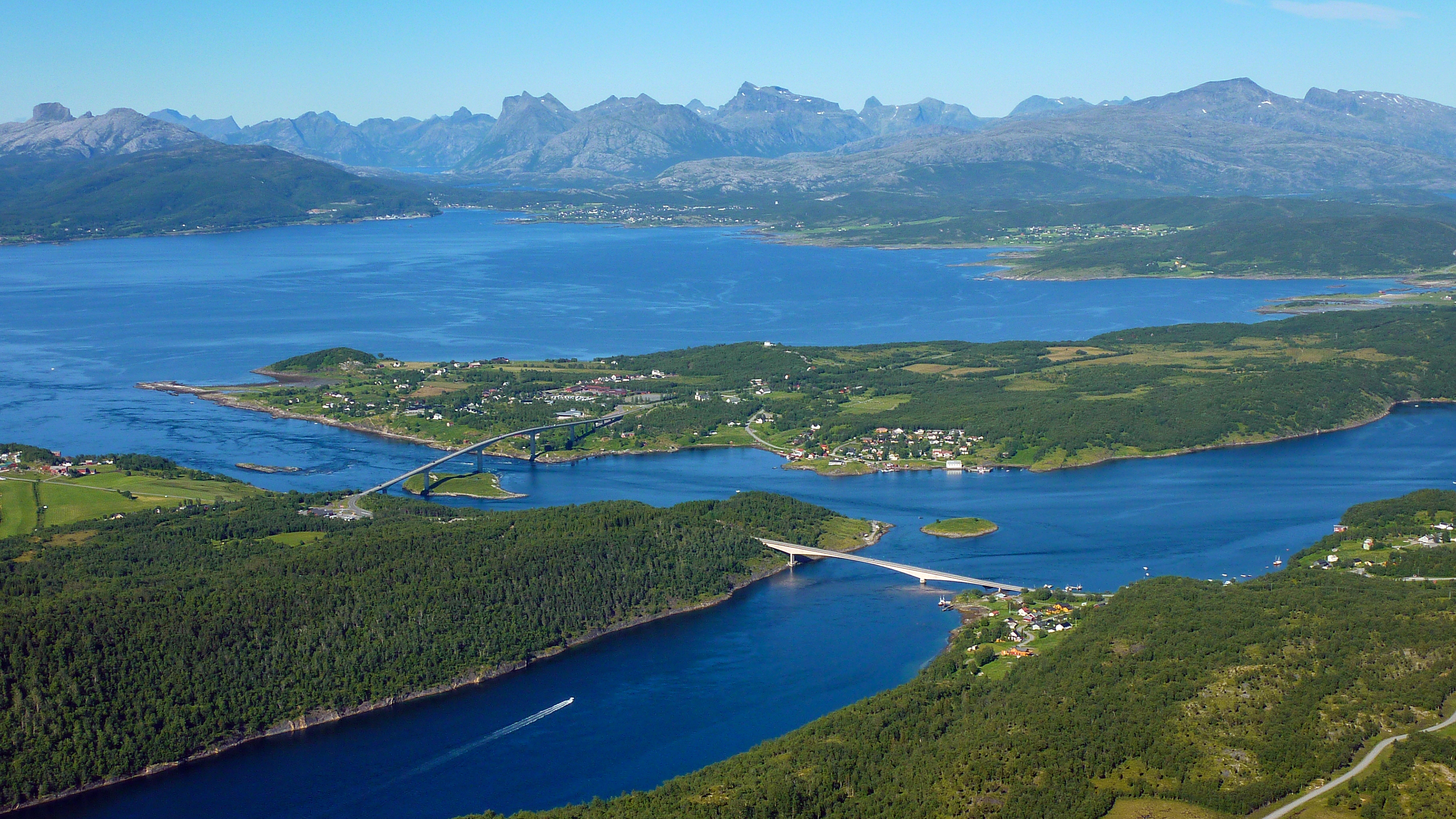 Flyfoto som viser fjorder, bruer, kulturlandskap og omliggende natur.
