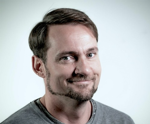Martin Sjøen held fem videoførelesningar om demokrati og medborgarskap. Han er førsteamanuensis ved institutt for pedagogikk, religion og samfunnsfag ved Høgskulen på Vestlandet. Han jobbar også som lærarutdannar ved Høgskulen i Volda.