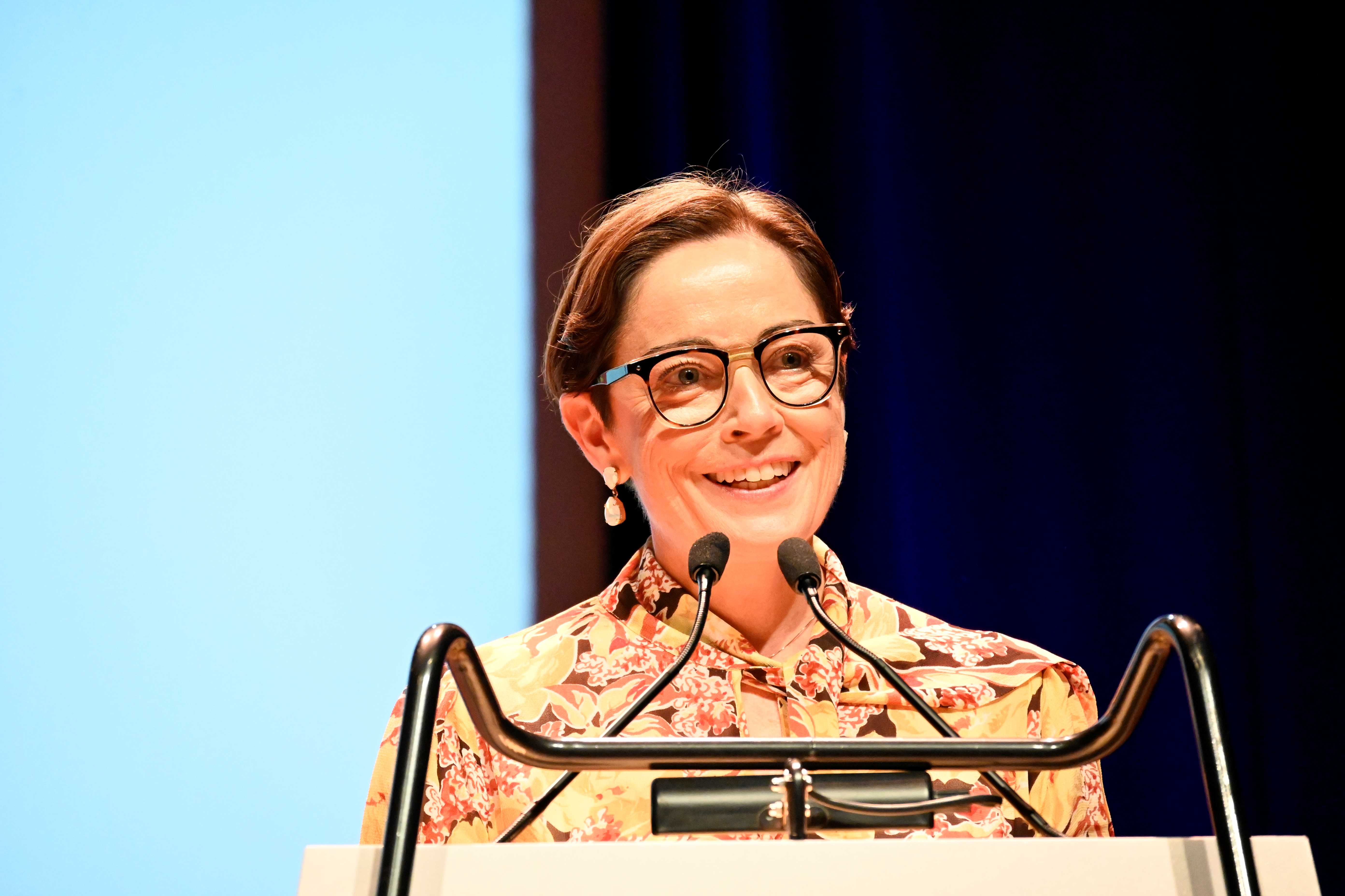 Bilde av Else-May Botten på talarstolen